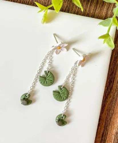 Lily pad chain with flower