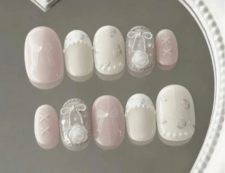 Uñitas blanquitas con rosita