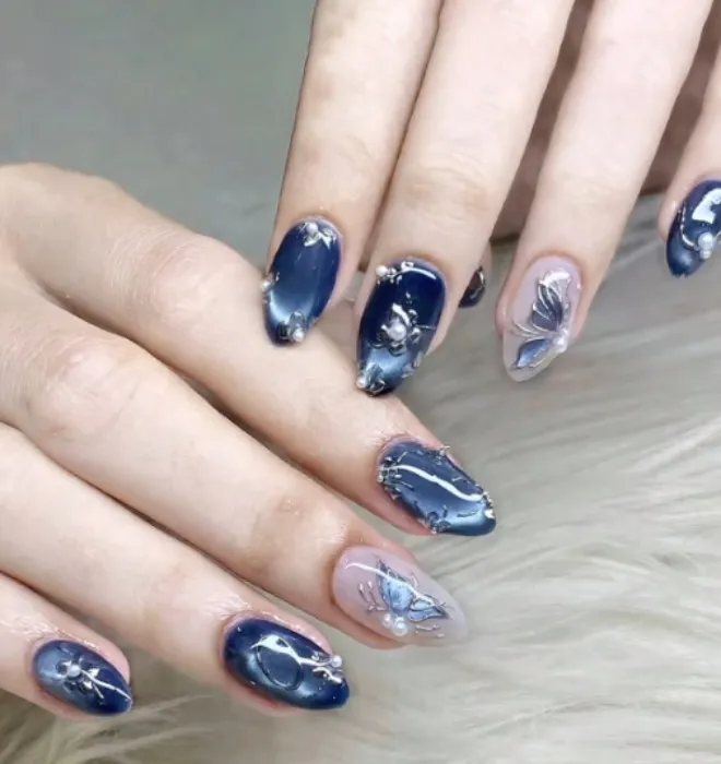 Uñas con decoración de mariposa plateada