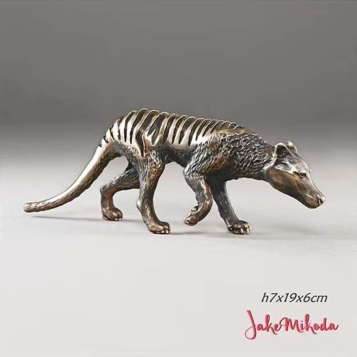 Thylacine / Tasmanian Tiger Walking Statue