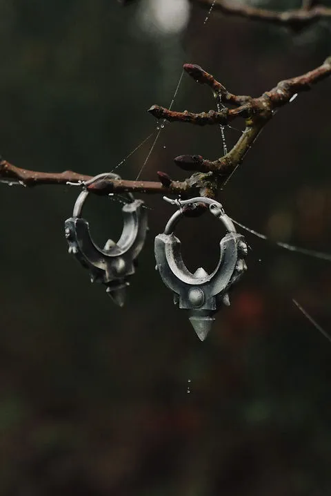 Trapped body, Boucles d’oreilles anneaux