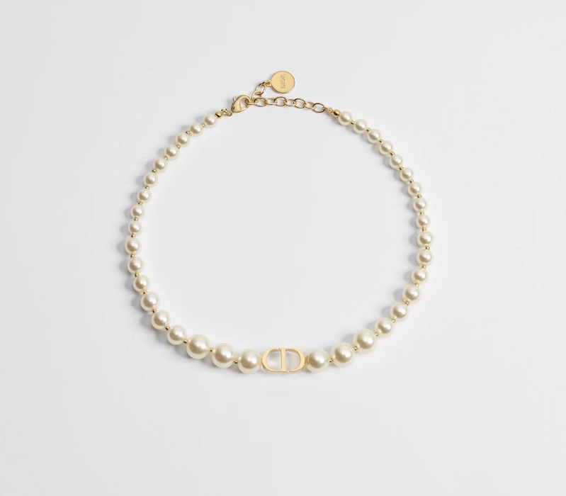 Necklace with pearls 