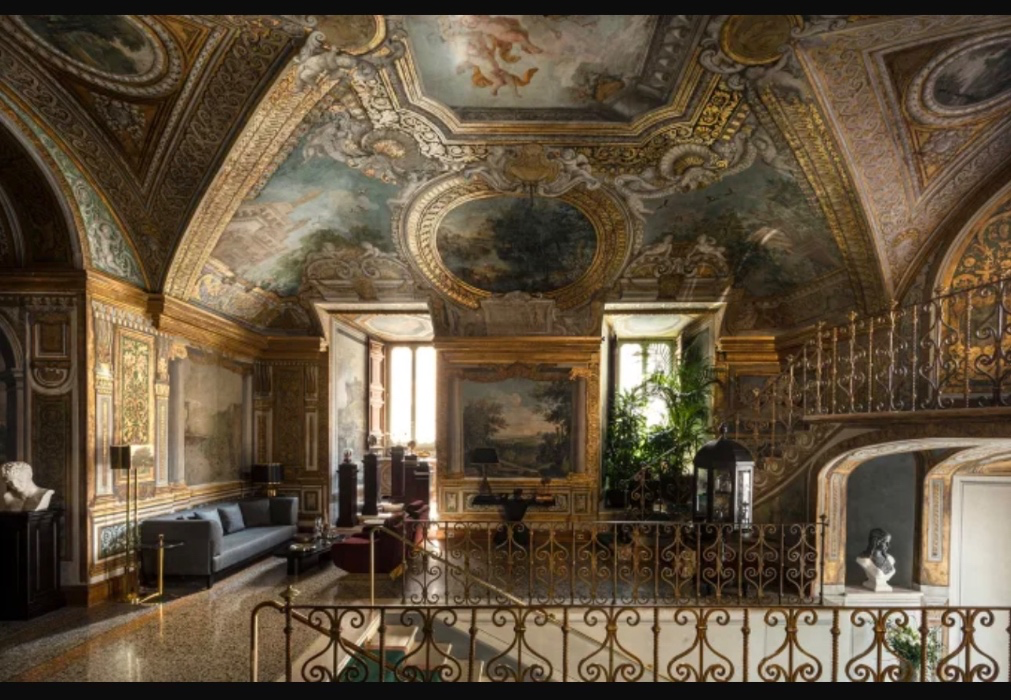 Night in Italian Palace 