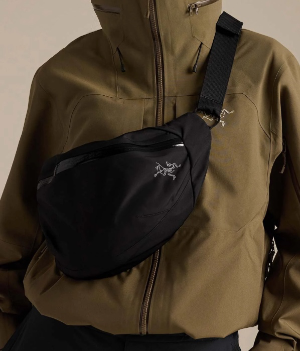 Arc'teryx Axios 4 Crossbody Unisex | Water Protection Crossbody Bag for Day Hikes - Black - One Size